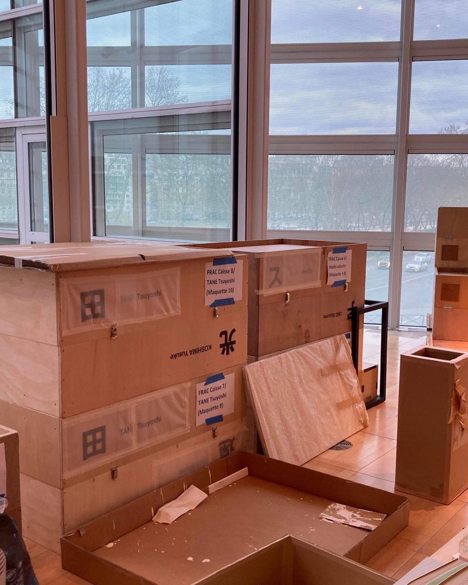 shigekimaeda's tweet photo. 日本から展示物を梱包して展示台だった木箱はそのまま日本に返送される梱包になります。この木箱の大きさはコンテナの内寸の分割からつくられてます。ここにも僕の考える「かたちの語る」意味があります。
最後の撤収時の写真はパリ在住建築家のMisaki Nozawaさんの撮影した写真 https://t.co/PuDd3w15rZ