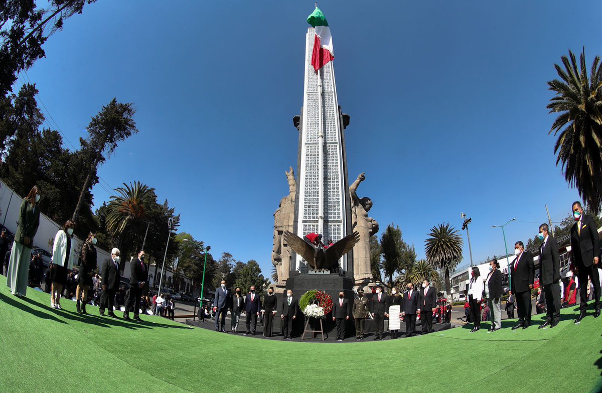 Esta mañana el Presidente Municipal de <a href="/TolucaGob/">Ayuntamiento de Toluca</a> <a href="/RaymundoMC/">Raymundo Martínez Carbajal</a> y la Presidenta Honoraria del DIF <a href="/ViridianaRdzr/">Viridiana Rodriguez</a> encabezaron la ceremonia por el Día de la Bandera