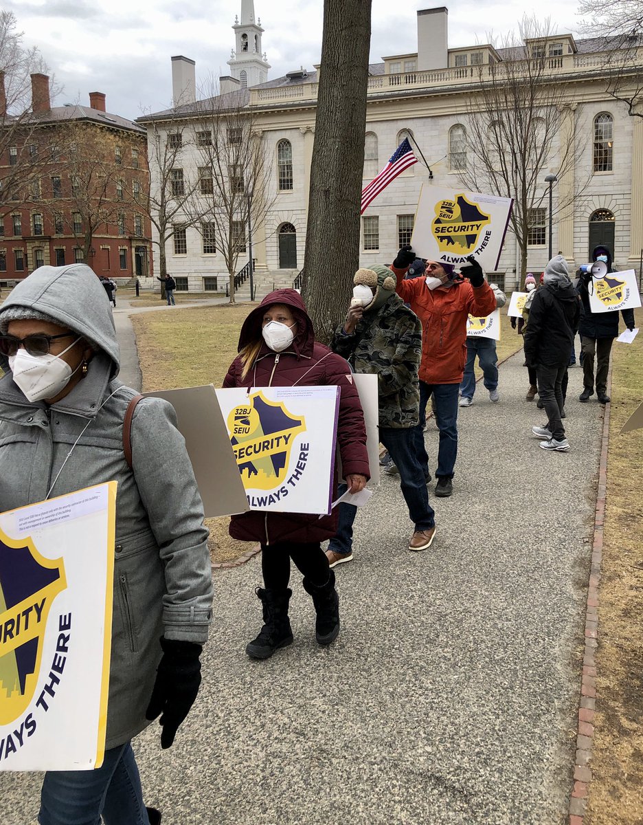 32BJSEIU's tweet image. Security officers marched thru #Harvard yard at 3:30 showing strength before contract negotiations open March 3. The rally followed one at 7:30 AM, and we’ll be back!Thx  grad student union members Ege and Justin, Local 26 dining  hall organizer Edward Childs, &amp;amp; more—#1u, y’all,