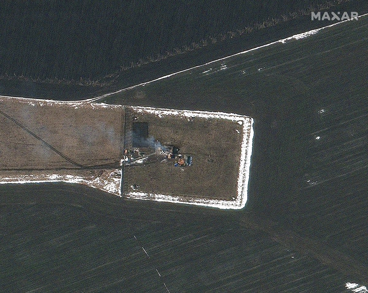 Maxar satellite imagery of damage to fuel storage areas and airport infrastructure at Chuhuiv Airbase: https://www.cnbc.com/2022/02/24/satellite-imagery-shows-russian-attack-on-ukraine-from-space.html  $MAXR  #Ukraine