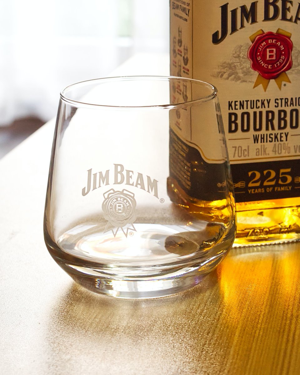 It's better to be someone's shot of whiskey than everyone's cup of tea! 🥃☕
#bartenderday #worldbartenderday #bartender #promotionalcocktailshaker #printedcocktailshaker #brandedglasses #printedwhiskyglass 
lght.ly/47haeo1