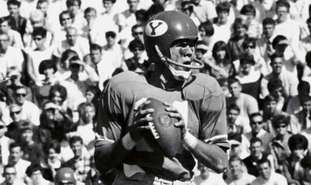 ByuPlayer's tweet image. Virgil Carter 1963-1966. 6'1" 185lbs QB from Folsom CA

The foundations of QBU were laid by Carter's 5125 yards and 50 TDs. UNREAL numbers in those days

He delivered BYU's 1st ever conf championship, and broke 19 conf records and 6 NCAA records

#BYUFootball #TheBlueHelmets #BYU