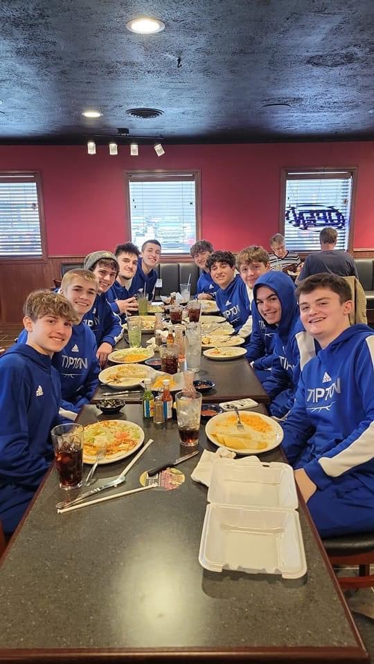 Charlen05195524's tweet photo. Tonight’s canceled THS basketball game means a quick dinner together as a team at the new LOCAL Tres Hermanos Nunez - Tipton!! The boys want to THANK the thoughtful person who picked up their bill!! 💙🏀💙 #loveoursmalltown #shopandeatlocal https://t.co/fznAwr8lAi