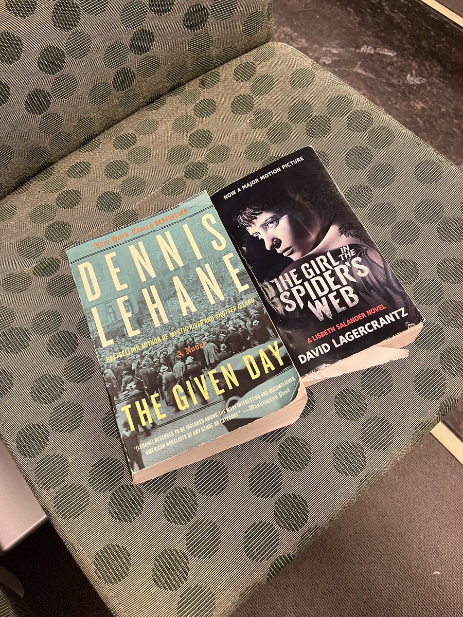 lauraannwarman's tweet photo. Hey there..if you were on the Lakeshore East train to Union arriving at 6:05, I have your (well loved) books! 📚 @GOtransit #BookTwitter https://t.co/an26QJCTJK