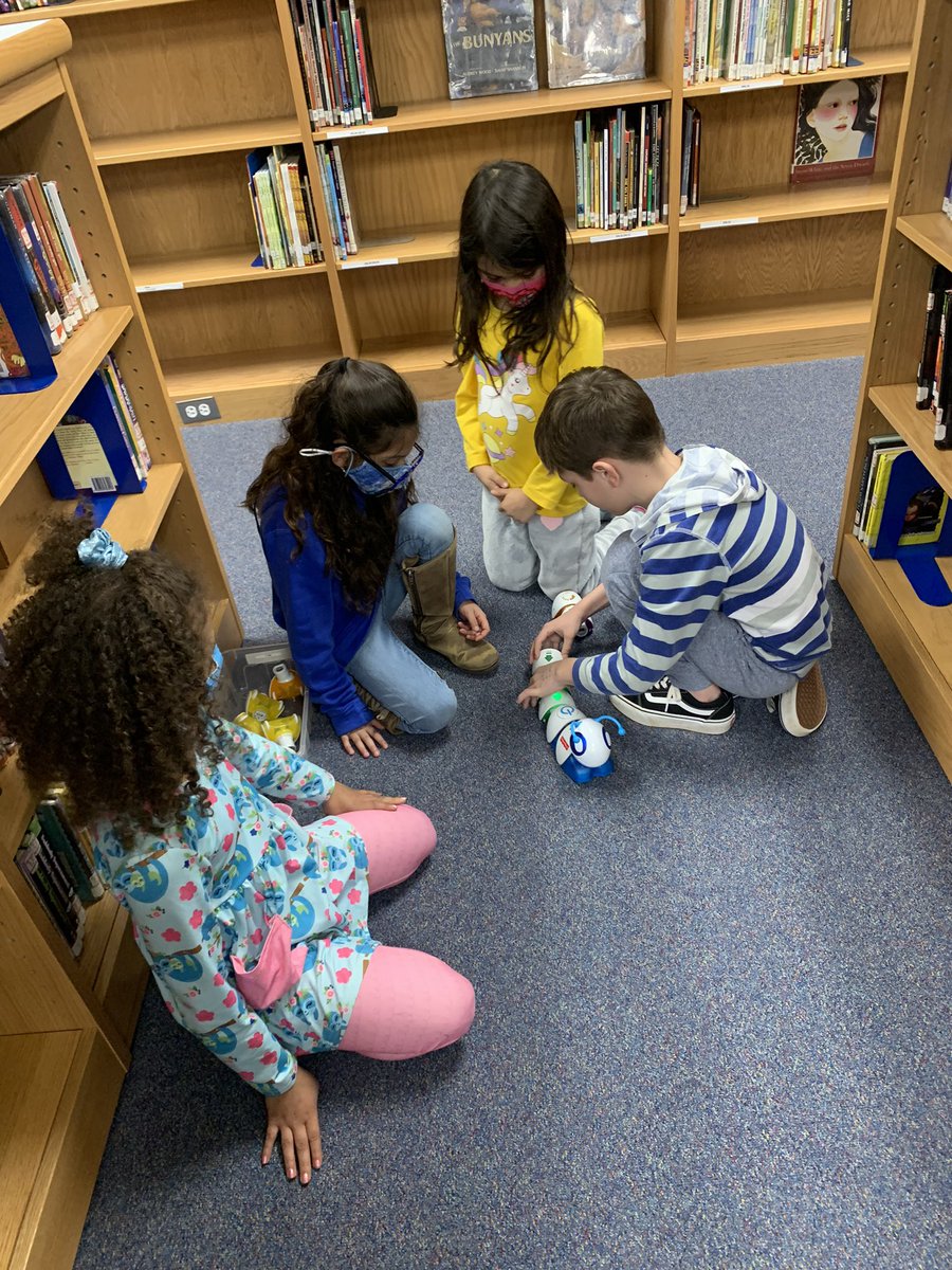 MVESroars_lib's tweet photo. So much fun in the library @mvesroars @mvesharrison https://t.co/KEsDFx5KI0
