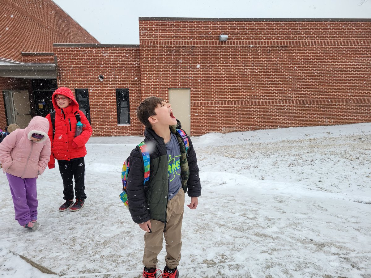 STEAMAcademy124's tweet photo. Dismissal was SNOW much fun today! Have a safe and warm night, STEAM families. https://t.co/7mUyyp3FEy