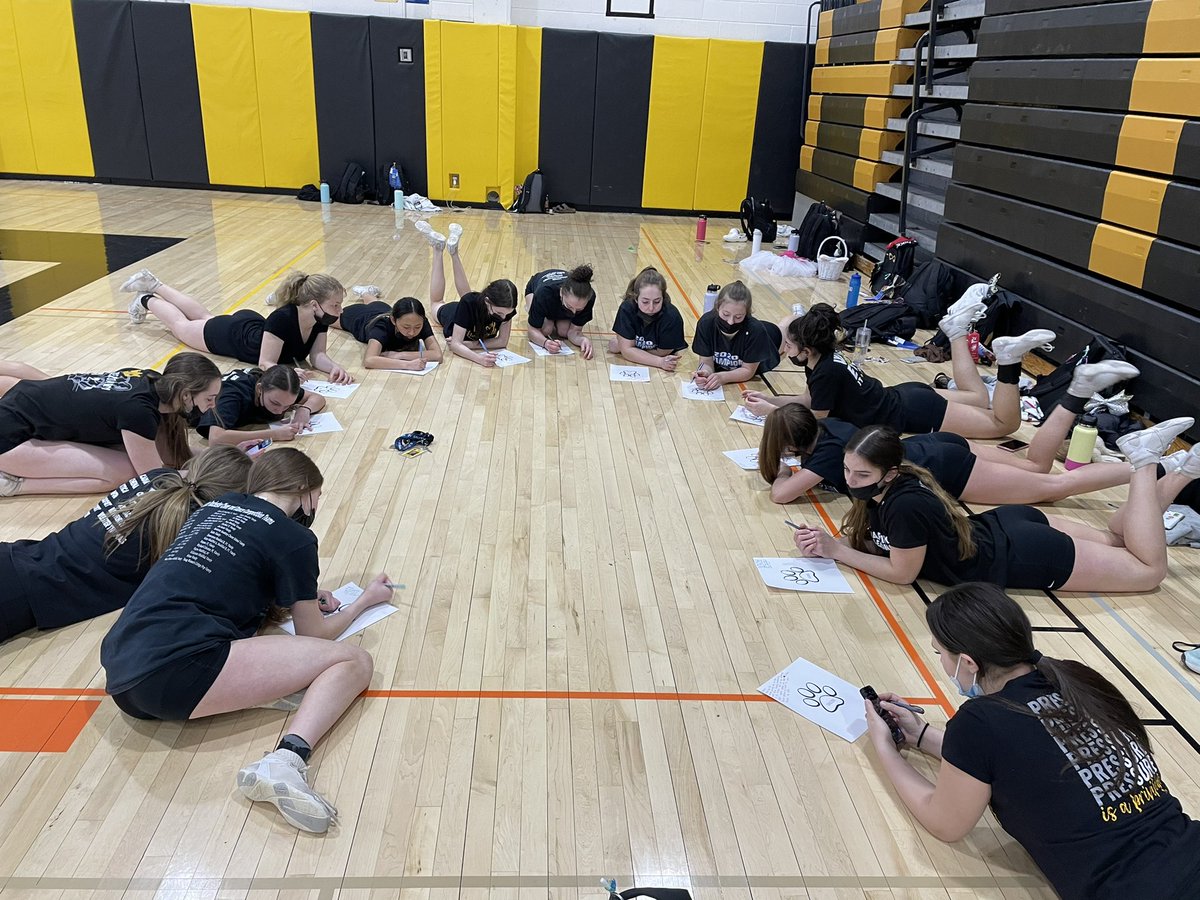 HFLCheer's tweet image. Teammate appreciation paws. A tradition always worth pausing practice for. #family #wearehfl #sectionalsweek @HFLCSDAthletics