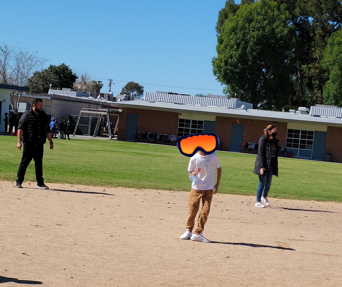 #svusdgates had surprise 'extra' players at the kickball game at 4th grade recess today: Mrs. Estling, Mrs. Clearwater, Mrs. Goda + teachers! @mr_flo_flo @yvonneeducator @HeidiMagallon1 @RalphGatesDLI