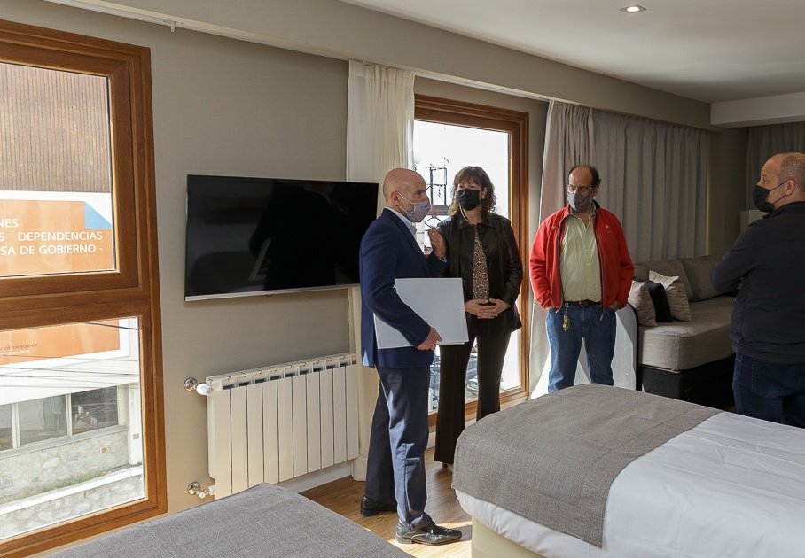 Junto con el presidente del Instituto Fueguino de Turismo (INFUETUR), @dantequerciali, visitamos el Hotel Canal Beagle y las obras del Hotel Albatros. 
🏨 Los alojamientos se están renovando para poder recibir a los miles de turistas que visitan cada temporada el Fin del Mundo.