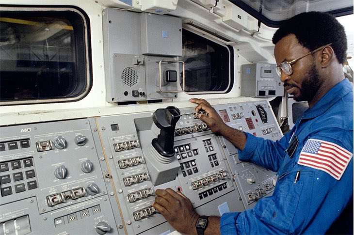 RobertMLars's tweet photo. Ronald McNair was 9 when a South Carolina librarian told him he could not check out books from a segregated library in 1959. Refusing to leave, a determined McNair sat on the counter while the librarian called the police, as well McNair's mother. #28DaysOfBlack https://t.co/wluHnWkUlO