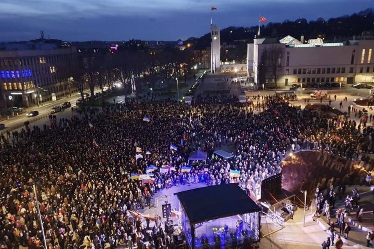visegrad24's tweet photo. Lithuanians in the city of Kaunas taking to the streets in support Ukraine. 

🇱🇹🇺🇦 https://t.co/YpSZHwFPty