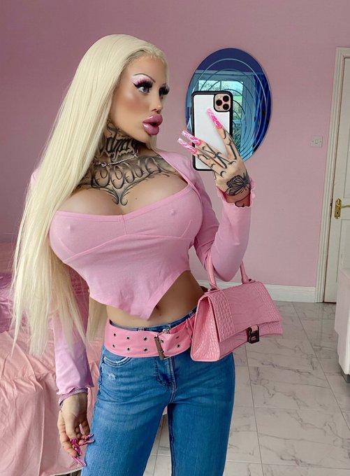 New nose has me looking more plastic than ever & I LOVE it ?? 
https://t.co/CT9Je8LmQh https://t.co/