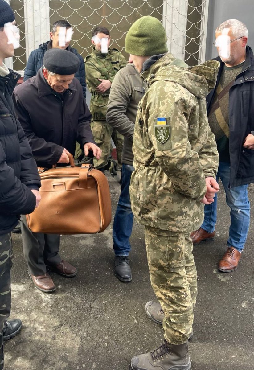 An 80-year-old showed up to join the Ukrainian army, carrying with him a small case with 2 t-shirts, a pair of extra pants, a toothbrush and a few sandwiches for lunch. He said he was doing it for his grandkids. 🇺🇦

#Ukraine