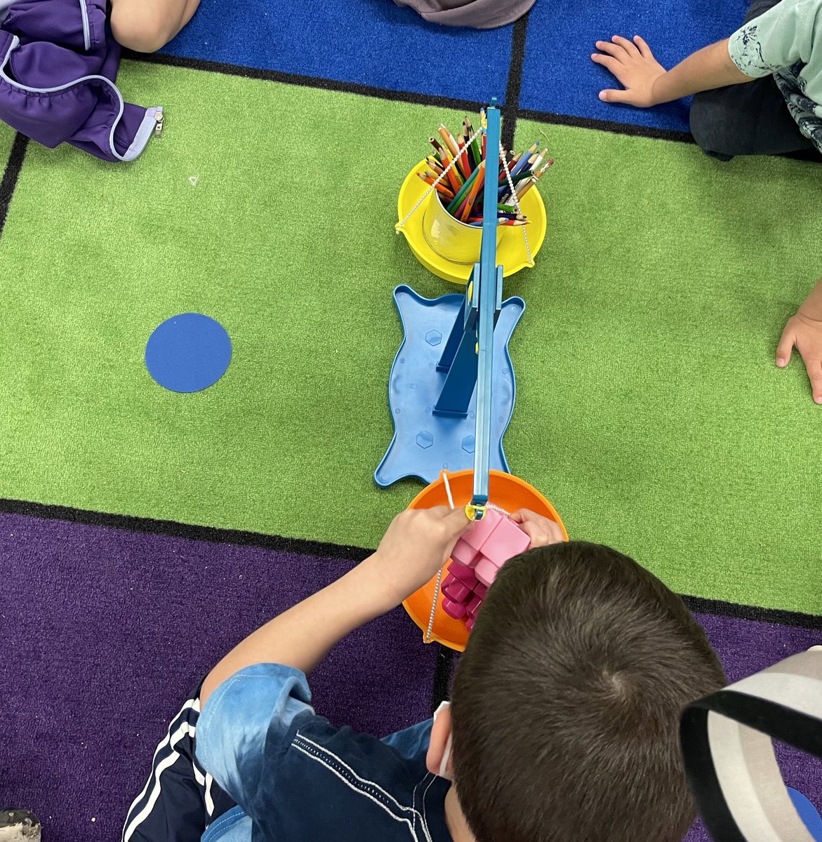 sophieminieri's tweet photo. We are learning about measurement and “pesado” and “liviano” with hands-on activies! So much fun! #math #MsMinierisClass @IreneZamoraSoto @PollyGlotPress @andreitabarbosa https://t.co/0v2jdcTVuY