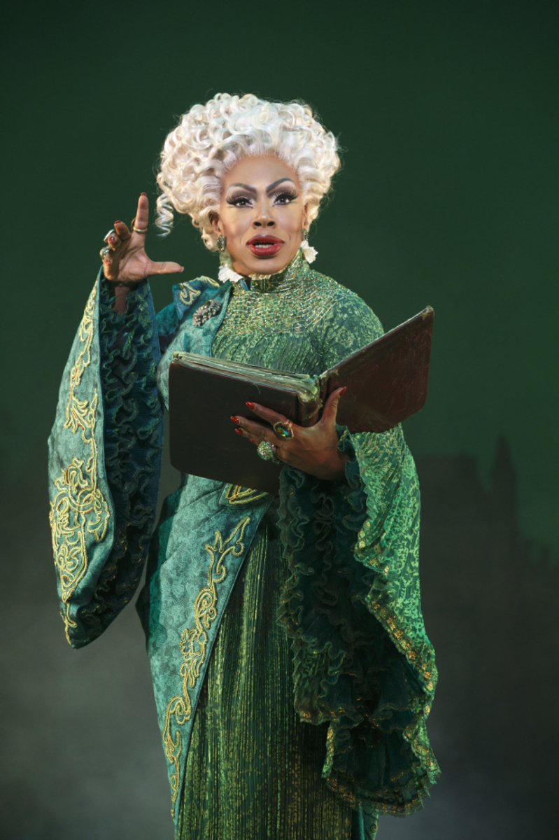 iammenaim's tweet photo. @mitchoo_oo @_chiinnaa Wicked on Broadway https://t.co/hY0oKa63pT