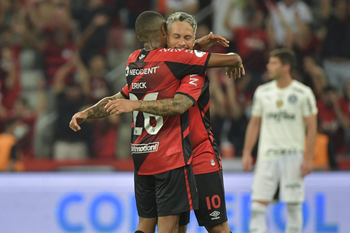 ConmebolRecopa's tweet photo. ❤️🖤 Aquele abraço, @AthleticoPR!

🔜 Quarta-feira tem mais!

⭐️ CONMEBOL #Recopa 2022 https://t.co/gXtMzPGKEH