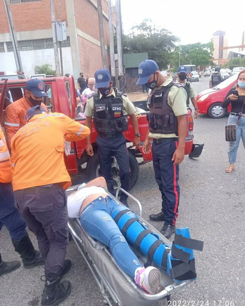 PCADLARA's tweet photo. #24DeFeb
Se recibe notificación de una colisión de vehículos con dos personas lesionadas en la Av Venezuela con Av los Leones inmediatamente se despacha la unidad V-16 con Funcionarios los cuales realizaron la Atención Prehospitalaria y posteriormente trasladaron a los lesionados https://t.co/ZLrz4JBt5M