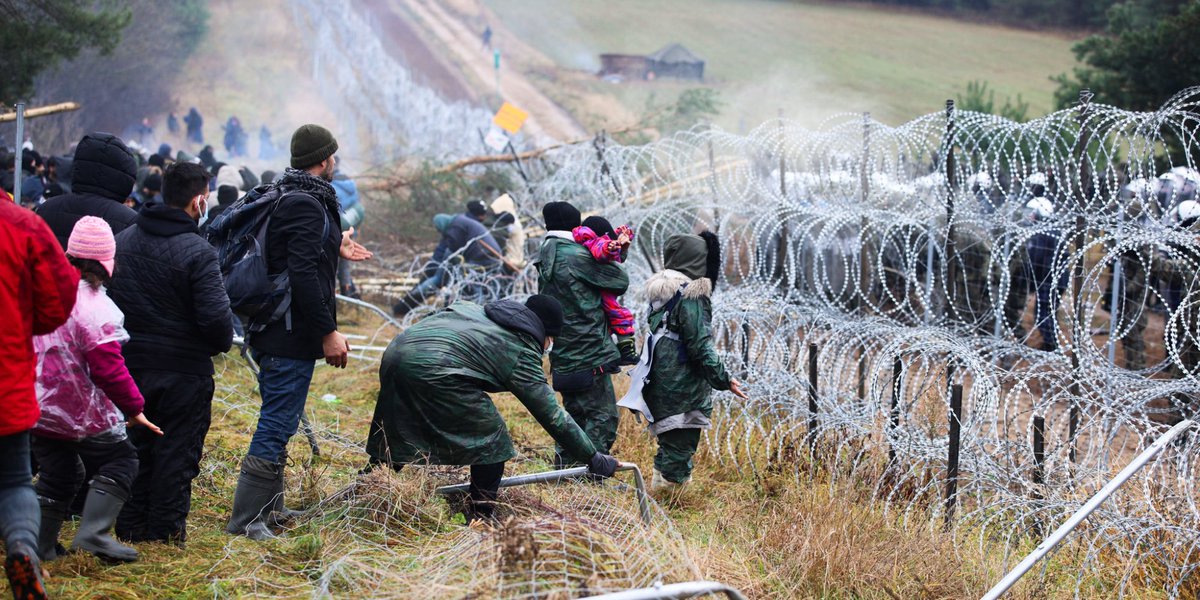 Youloulou8's tweet photo. En Novembre 2021 l'Ukraine attaquait les migrants venant des pays de guerres pour les éviter de rentrer dans leur pays
Aujourd'hui les Ukrainiens quittent leur pays pour chercher la sécurité
"Comme tu fais on te fera..."
#UkraineRussie #Ukraine #GuerreEnUkraine https://t.co/pWOuHCrxTu
