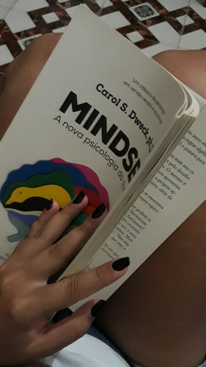 thaislops__'s tweet photo. To meia hr tentando absorver por osmose https://t.co/sHMURLLQnr