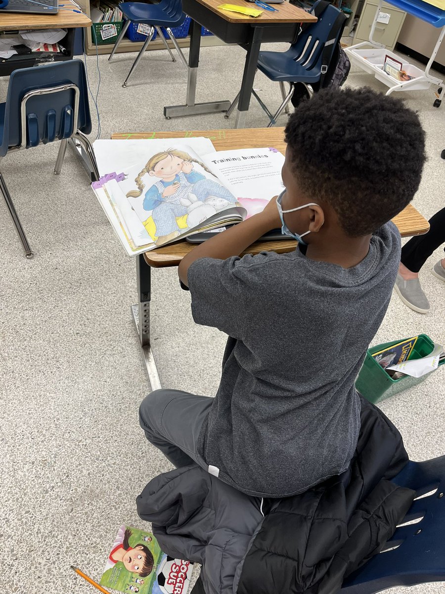 Ashleewms's tweet photo. I LOVED seeing #booksinhand in every classroom (K-5) @RosemontEagles during learning walks today. @vblit4kids @VBTitleI #loveforreading #studentengagement https://t.co/6ot0fqwTlU