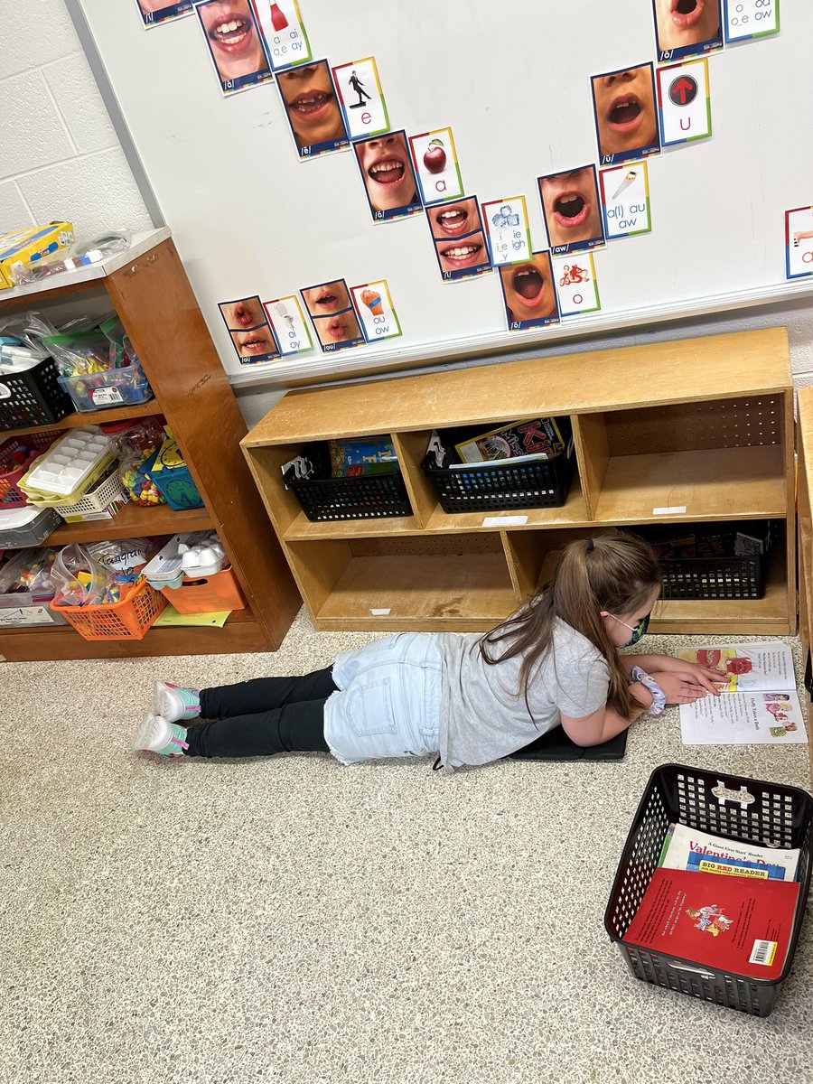 Ashleewms's tweet photo. I LOVED seeing #booksinhand in every classroom (K-5) @RosemontEagles during learning walks today. @vblit4kids @VBTitleI #loveforreading #studentengagement https://t.co/6ot0fqwTlU
