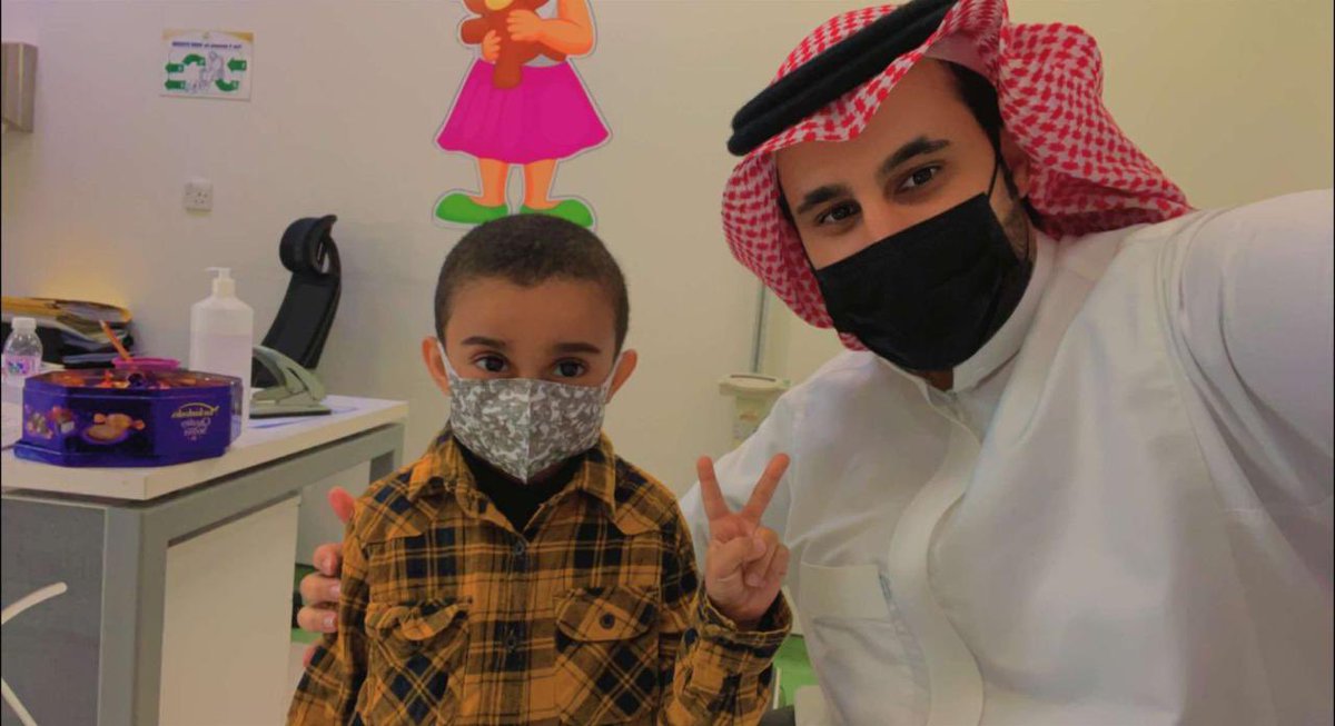 hadihakami2's tweet photo. هذا من زرع الإبتسامه على محيا طفلي ليس بقطعه حلوى اولعبه 
إنما بعينٍ ثاقبه وقلبٍ شجاع ويدٍ لطيفه لاتعرف القسوه🩺💉
د/خالد الضبعان. https://t.co/8oLyGaa3YI https://t.co/OAT4l1cjSA