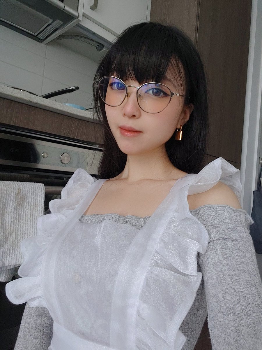 idreamofbeIla's tweet photo. I will take care of you while you play Elden Ring 💕 https://t.co/xcGFx87Yxj