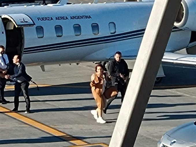 atlanticsurff's tweet photo. Mientras Corrientes está prendida fuego y los medios están con la guerra, Cristina se escapó a Calafate en un Learjet 60 cuyo tramo nos sale USD 22 mil. Señores, la Vicepresidente en 2hs gastó $5 millones. Acá el dinero de tus impuestos y las fotos que no quieres que veas.👇👊💣 https://t.co/w9ubLeiHmH