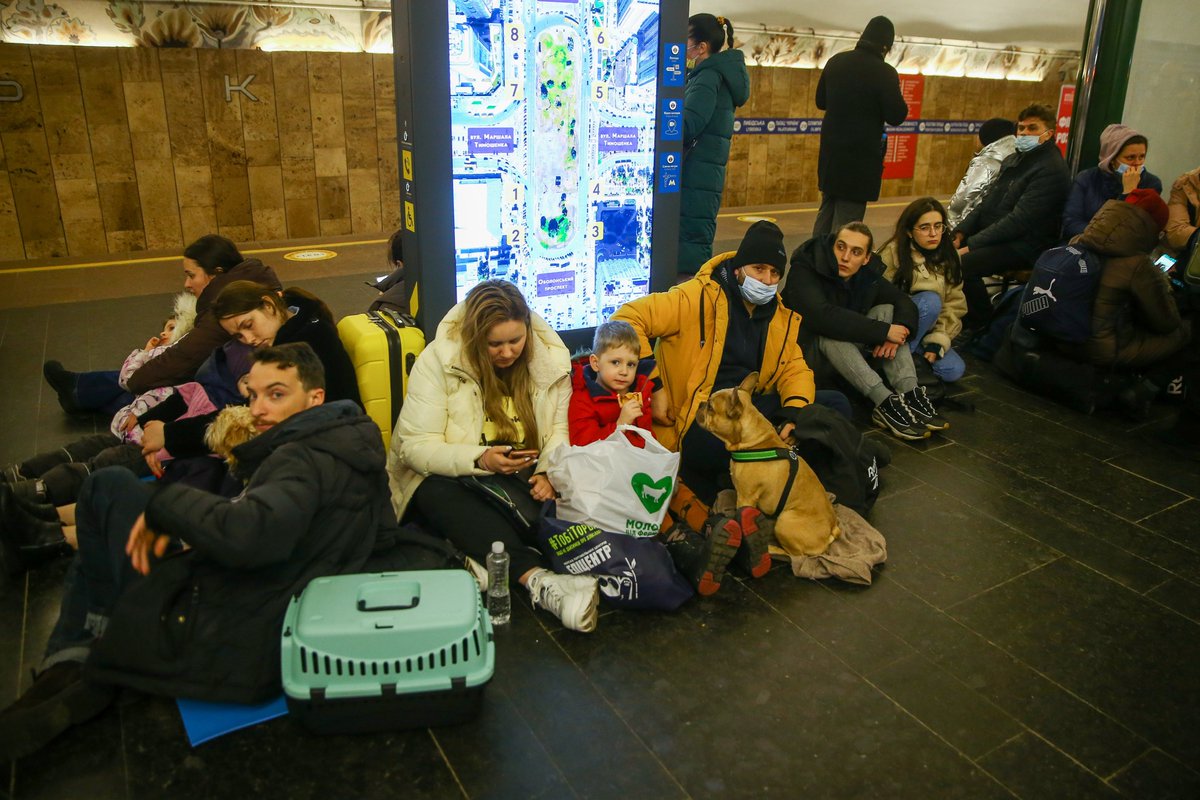 KyivIndependent's tweet photo. As Russia continues to launch air strikes on Kyiv, locals gather at subway stations that are serving as bomb shelters.

Photos: Anadolu Agency https://t.co/334UoZEhrL