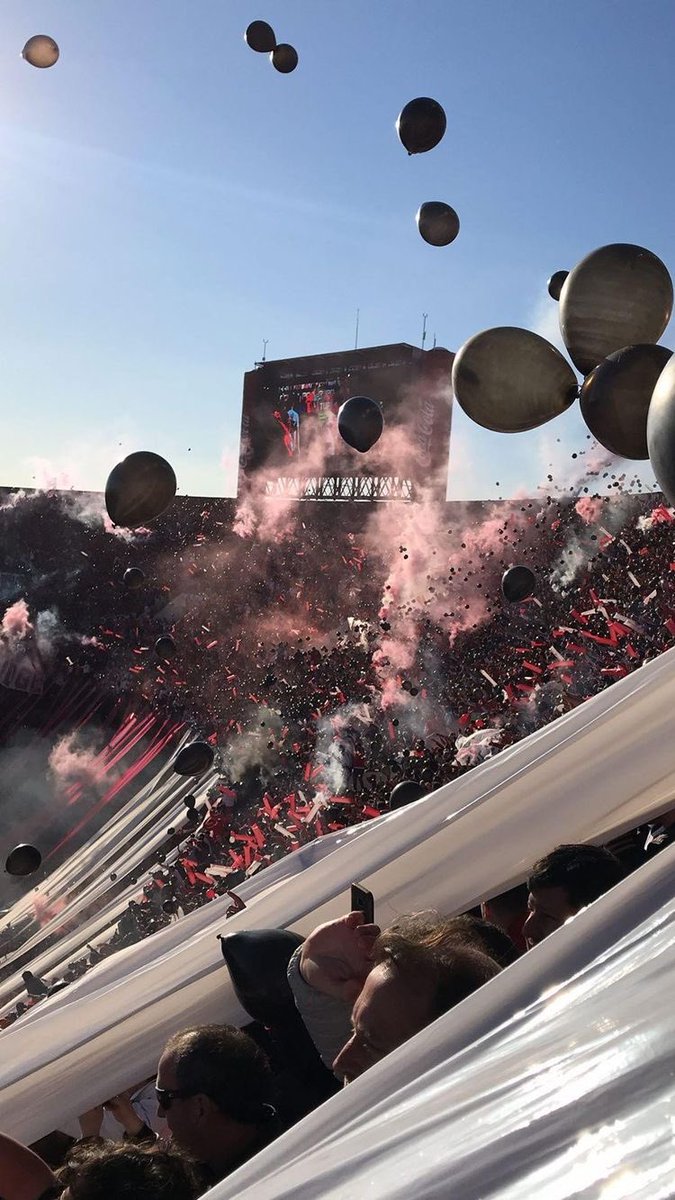 Tendencia número 2. En medio de una guerra. El pueblo de River es capaz de cualquier cosa. Les aseguramos que haremos todo lo posible para volver, en paz, y con la fiesta como único objetivo. Muchas gracias por el aguante. 
#QueVuelvanLosBombos