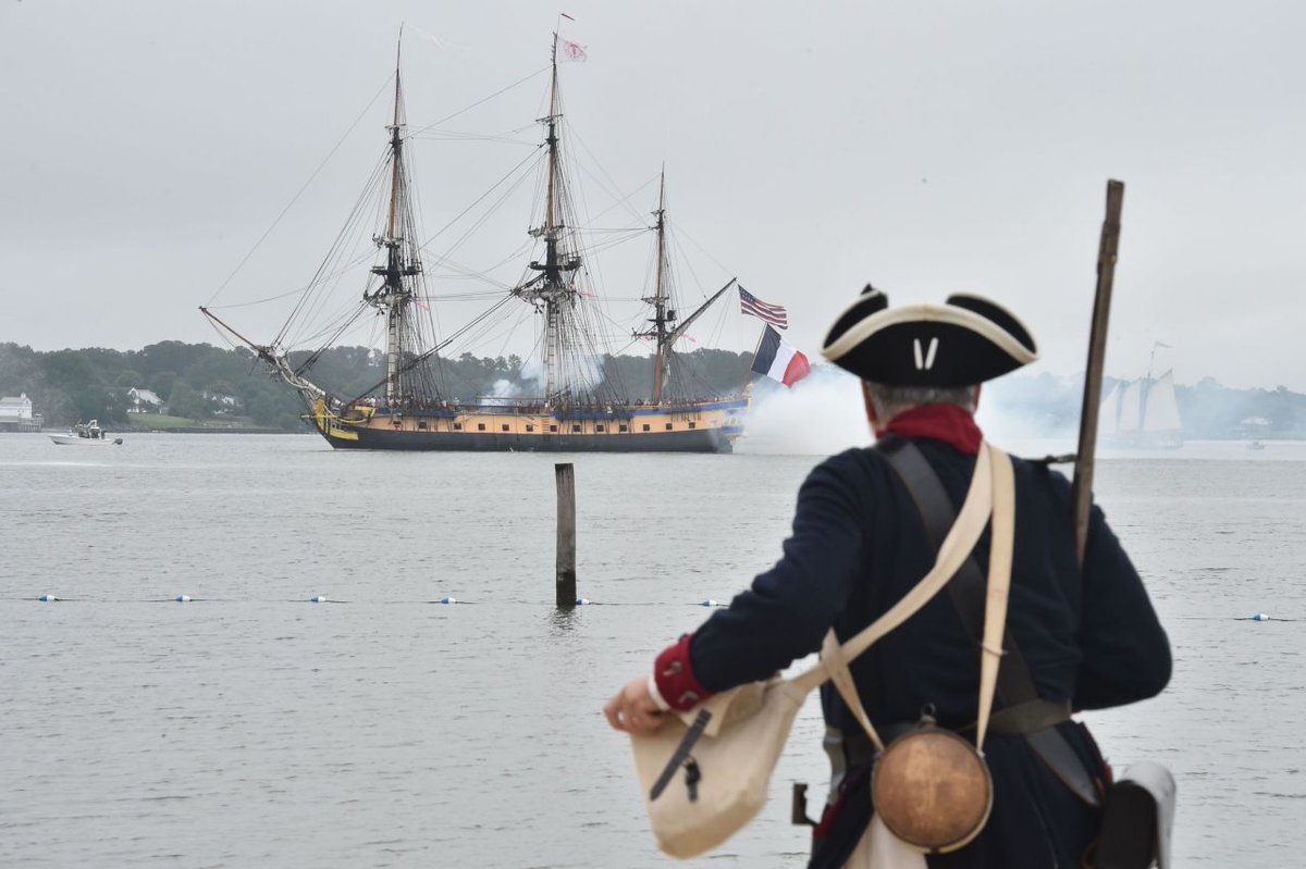 The ship arrived. Фрегат Лафайет Франция. Французский Фрегат Гермиона. Французский Фрегат 18 века. Гермиона французский корабль.