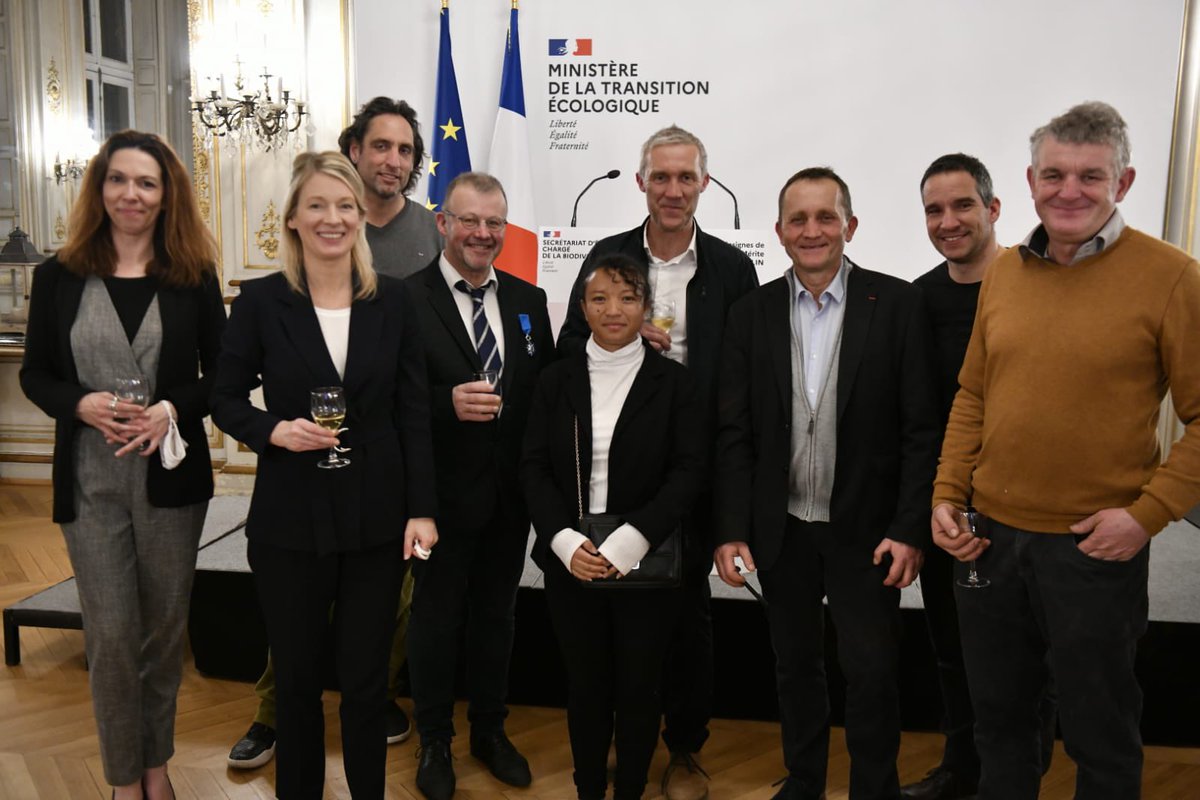 AAMF_Agris's tweet photo. Philippe Collin, pionnier de la #Methanisation agricole, a reçu les insignes de Chevalier de l’ordre national du mérite par @b_abba - Une belle reconnaissance pour tout son travail pour développer la filière du #Gazvert en France @GRDF @Club_Biogaz @BiogazVallee @Prodeval_biogas https://t.co/W4pdZUYgdq