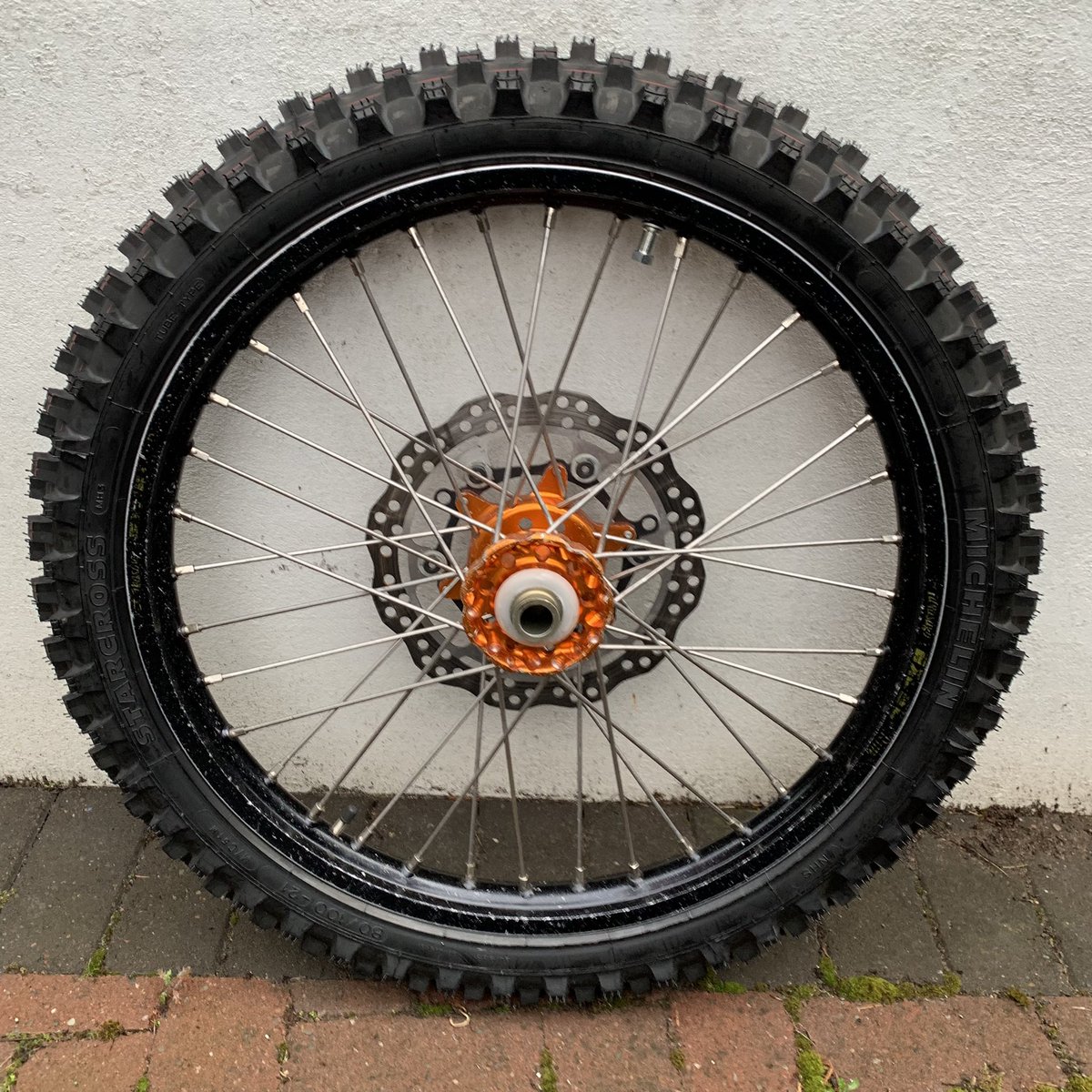 KTM WHEELS FOR SALE 🤩
Front and rear wheels, complete ready to slot in and ride. Front wheel is used and rear wheel has been refurbed with re anodised rim. Any questions please ask! Send message for price 💰