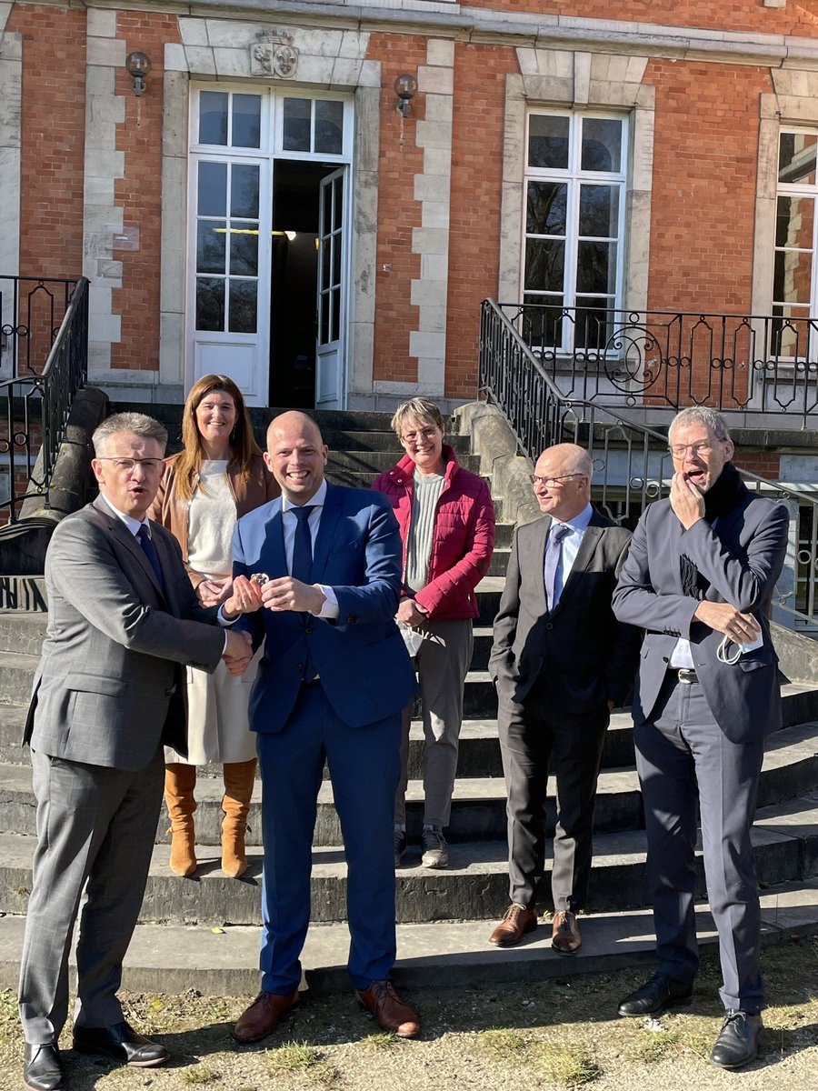 rob_televisie's tweet photo. In #pellenberg, bij #lubbeek is vandaag de overeenkomst ondertekend tussen het @UZLeuven, @KU_Leuven en @lubbeek om van kasteel de Maurissens een school te maken. De opening van de school staat gepland voor september 2024. #robtv #robnieuws https://t.co/eMVMG0ucC3