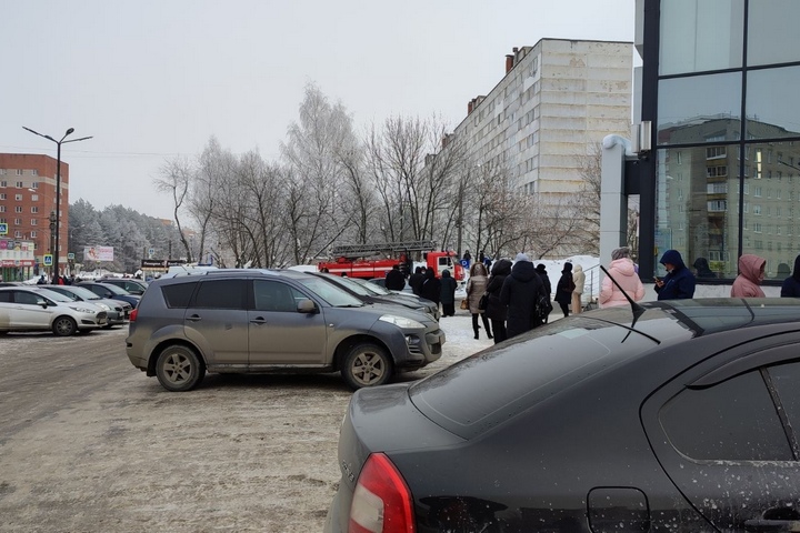 Очевидцы сообщили об эвакуации работников и посетителей торгового центра на ул. Ворошилова в Ижевске 
izhlife.ru/incidents/1091…
