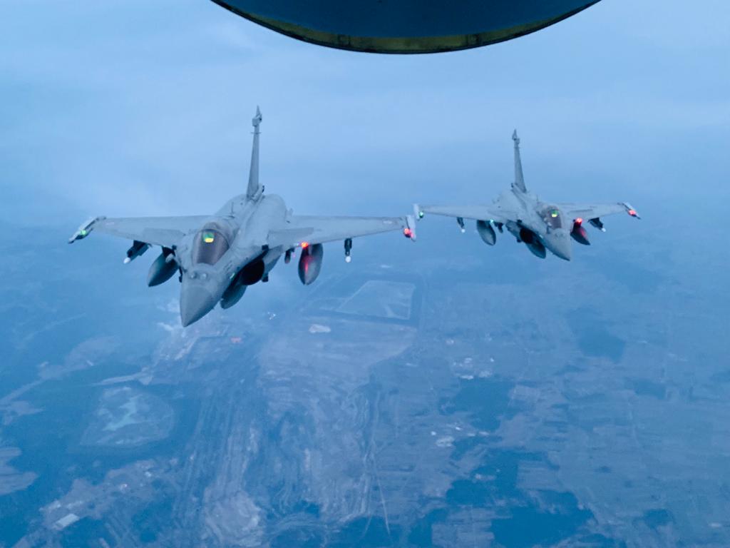 EtatMajorFR's tweet photo. #Europe | #LeSaviezVous ? Depuis le 24/02, les C-135 et A330 Phénix se relaient pour ravitailler les Rafale déployés chaque jour en Pologne dans le cadre des missions de défense aérienne et de police du ciel dans les pays du flanc de l’est de l’#OTAN. #SolidaritéStratégique https://t.co/DrAmFj1f78