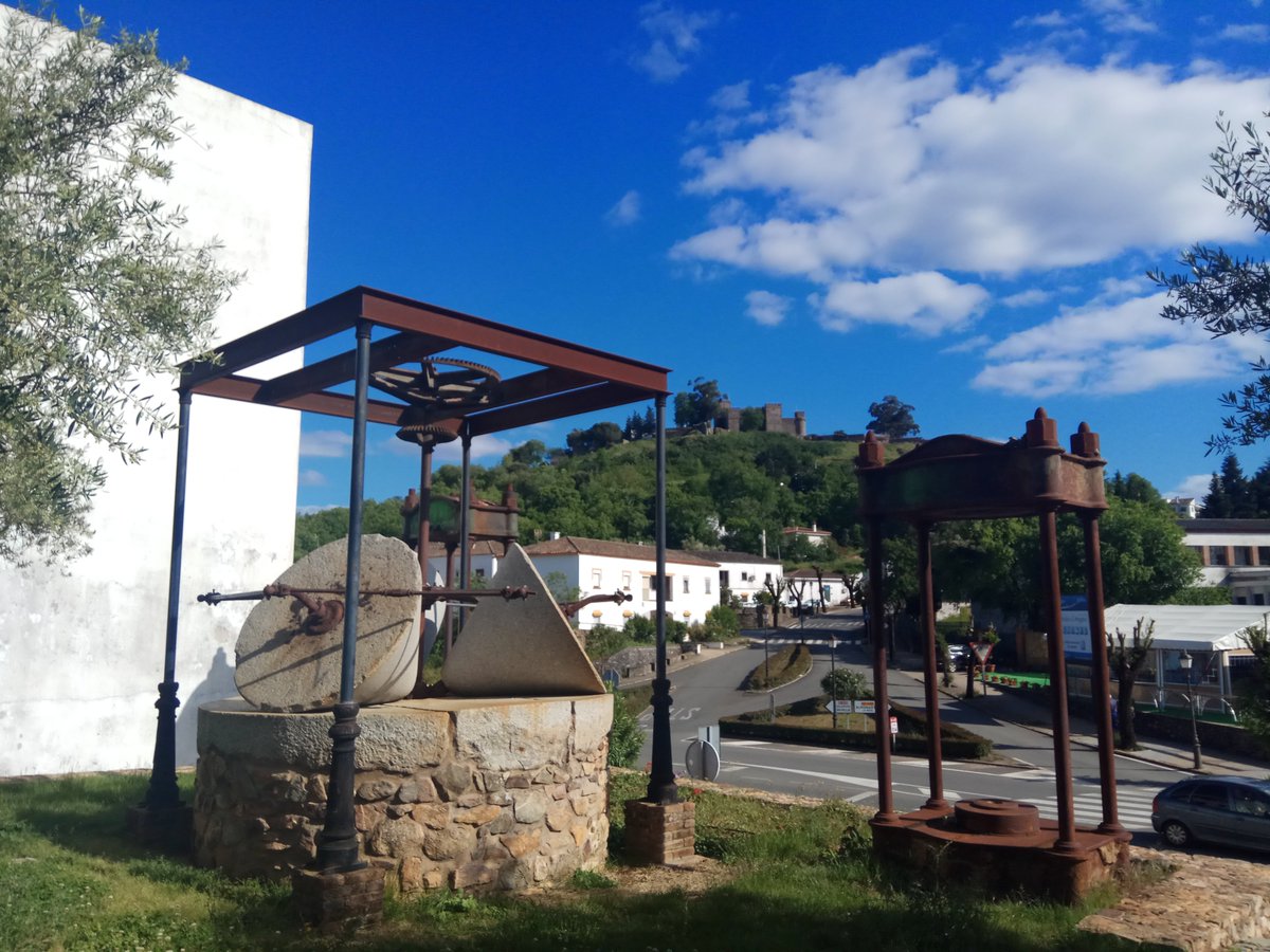 Cortegana_tur's tweet photo. Plazoletas y rincones encantadores de Cortegana que nos transportan al pasado, a sus antiguos oficios, a sus molinos de aceite.
#Cortegana #Plazoletas #Antiguosoficios #Lugaresconencanto #Pararespiraysientecortegana #Sierradearacenaypicosdearoche https://t.co/cIQRZt5mWQ