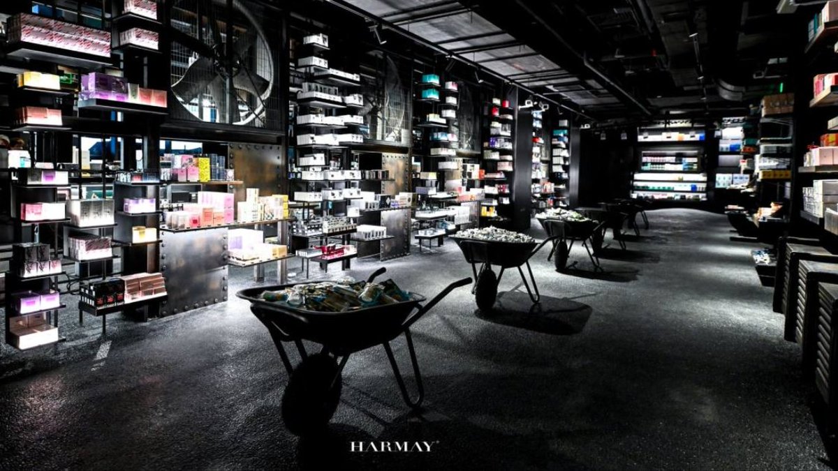 chaileedomedia's tweet photo. Chinese beauty collection store HARMAY was opened its first store in Guangzhou.
#HARMAY has nine stores in China, Which covers over 9,000 SKUs with more than 400 brands from new cosmetics, cosmetics for travel, skincare from famous brands, to niche skincare and niche fragrances. https://t.co/KYI8vfjj0v