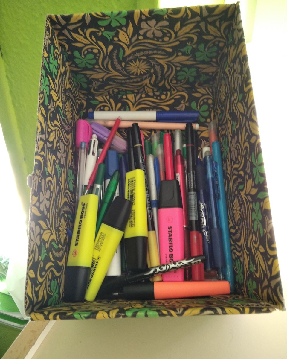 blas_ceip's tweet photo. Reciclamos, respetamos, reutilizamos y colaboramos.
En un cole utilizamos un montón de rotus y bolis que se van gastando, así que cuando nos sugirieron participar en esta recogida de material no lo dudamos.
Educar para la paz no es cosa de un día, que se hace a diario. https://t.co/mJRXsCRvMU