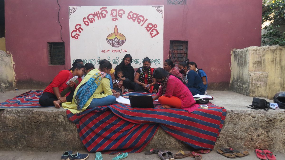 Ms Kuni Mohanty a dedicated volunteer from partner organization <a href="/IndiaRupayaan/">Rupayaan</a> creating awareness &amp; assisting eligible families to submit their children applications under #RTE 12(1) (C) in #Bhubaneswar #Odisha For more info about free RTE seats call 1800 3456 722.