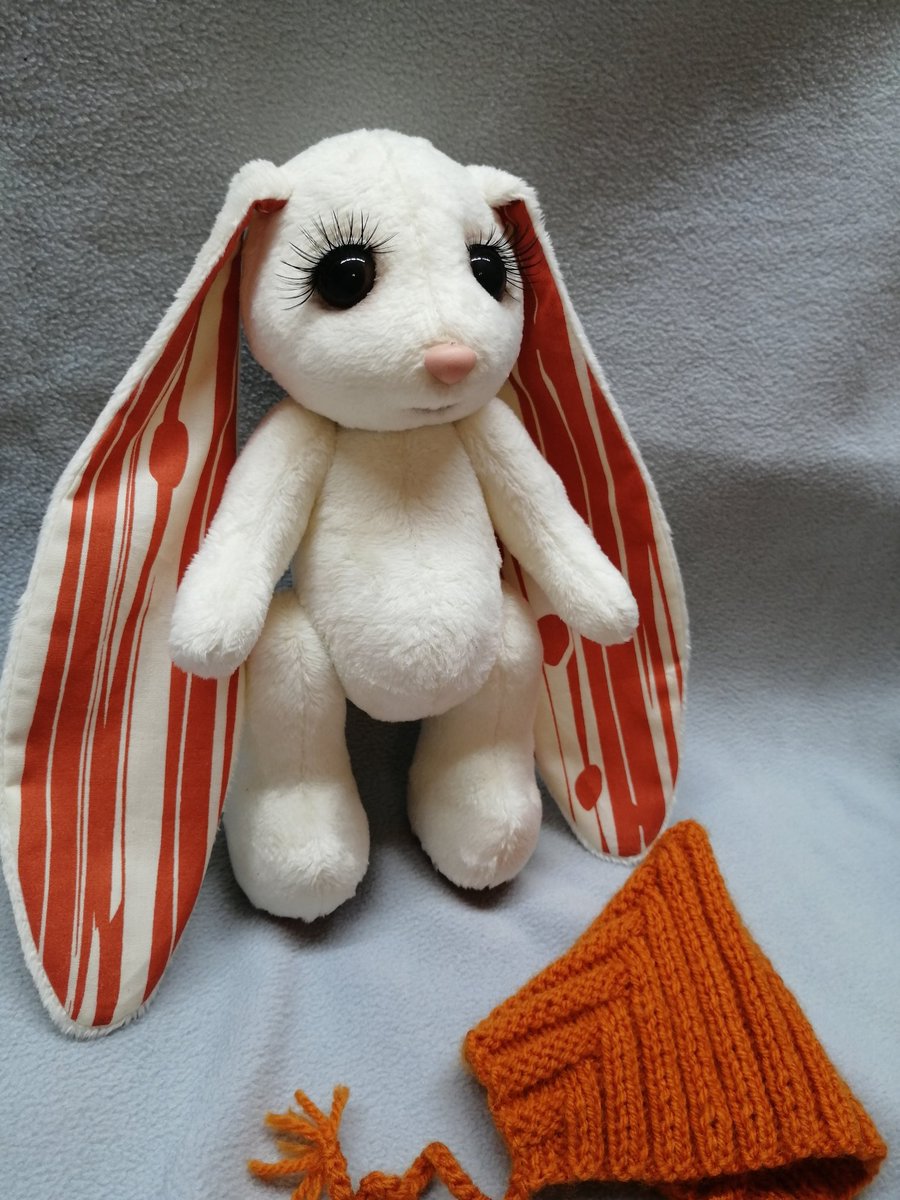 Новый заюша в поисках дома. Шапочку можно поменять, можно приодеть в свитерок