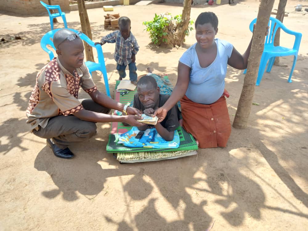 TobbyMoto's tweet photo. This was during handover of 4.729.000 to Jimmy Obete and the wife Nancy at their home in Barapwo,Lira city west Division https://t.co/RkTCSM8Qli