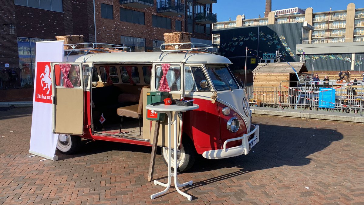 De prachtige verkiezingsbus van <a href="/tubantia/">Tubantia</a> is on tour. Met als eerste stop vandaag: Almelo!

Deel bij collega's <a href="/kellylubbers/">Kelly Adams</a> en <a href="/JuliaBokdam/">Julia Bokdam</a> uw mening wensen en zorgen rond de komende verkiezingen. Ze staan midden in de stad op het Marktplein!