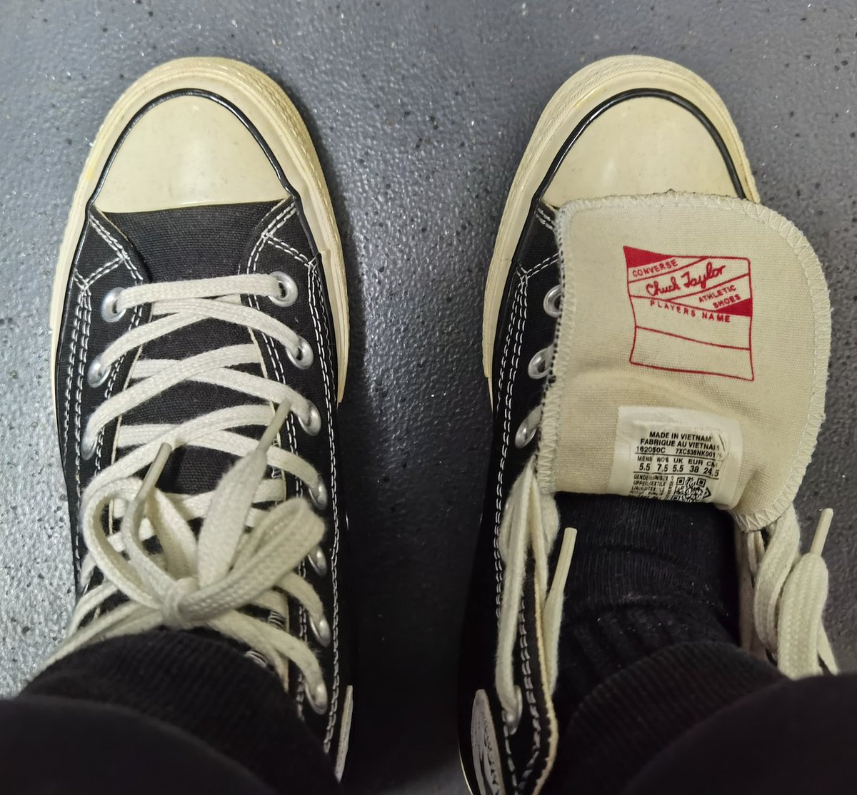 Lish2420's tweet photo. 穿着比脚小3码的匡威1970s坐飞机。虽然只有38码（美码5.5码），但是匡威的鞋子显大，而且我又穿的缩口的裤子（显脚大），所以还不算太奇怪。当然，不能和飞机上同样穿匡威的女生站在一起，不然就很明显我和她鞋子一样大甚至我鞋子比她还小呢... #变装 #挤脚 #穿小鞋 https://t.co/5gmM22pa3d