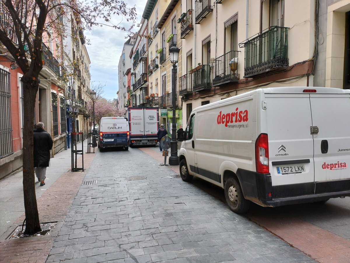 Esta es ahora mismo la calle Huertas de Madrid, una vía supuestamente peatonal por la que los coches van rápido y te pitan si no te apartas. La <a href="/policiademadrid/">Policía Municipal de Madrid</a> ni está ni se la espera. A ver si <a href="/madrid/">Ayuntamiento Madrid</a> cambia pronto los adoquines por asfalto como está haciendo en otras calles