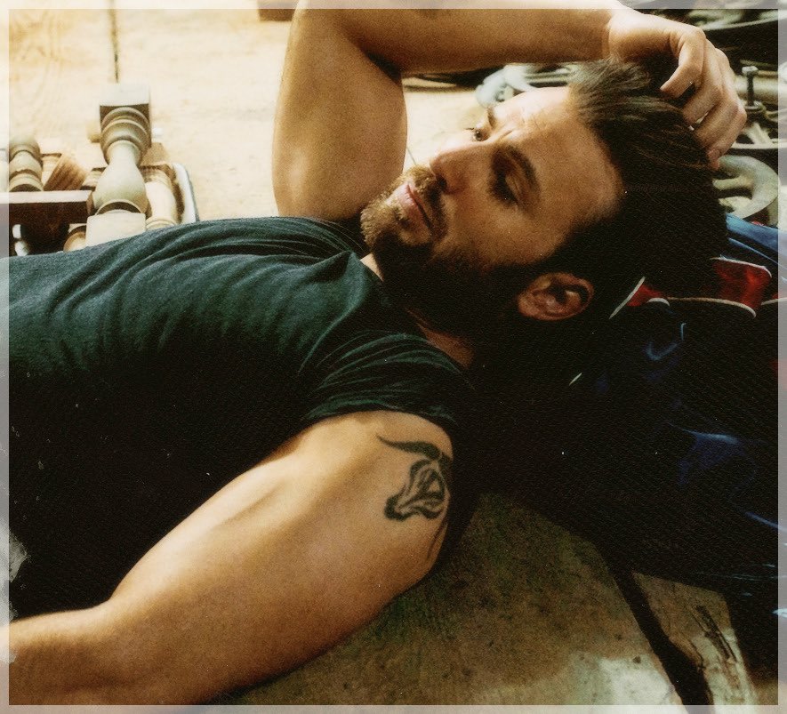 BIBLlOS's tweet image. Resting, post-morning workout.