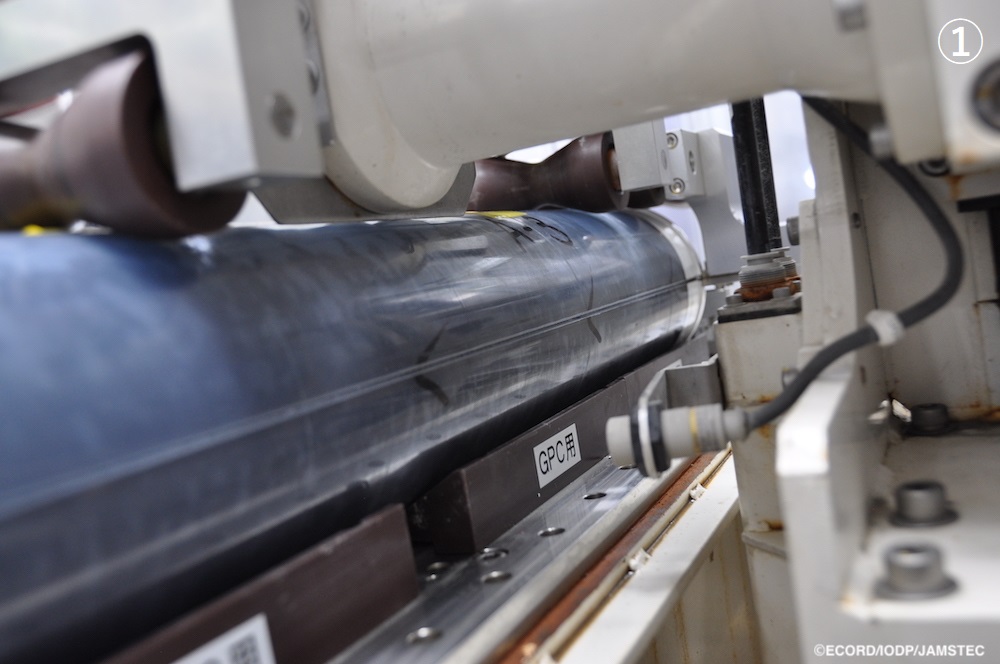 Chikyu_JAMSTEC's tweet image. This shows the core-splitter cutting a cylindrical #coresample in half lengthwise; a bit hard to see from this angle. Split cores that have been analyzed are stored in D-tubes. Creating a smear slide for core description requires dexterity &amp;amp; concentration.