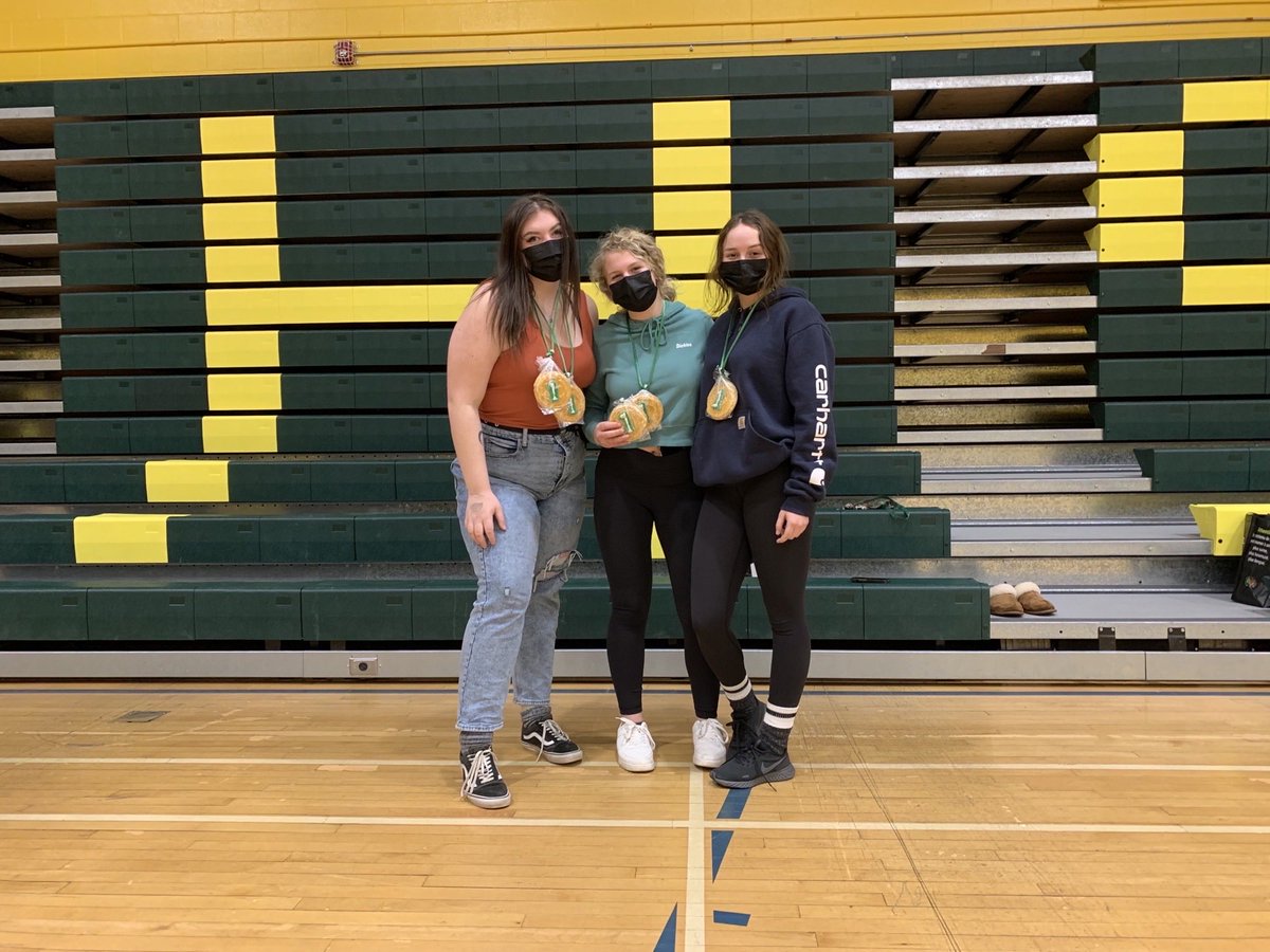 Simonds_HS's tweet photo. The results are in! Grad class olympics we’re a hit and the medals were delicious and rewarding! #gradclass2022 #ittakesavillage #family 💚💛 https://t.co/90UbwmHniY