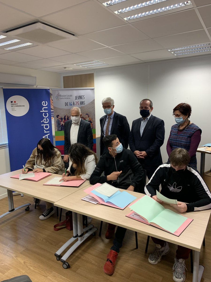 DTPE2607's tweet photo. #avecpoleemploi #tousmobilises Lancement officiel du Contrat Engagement jeunes #cej  ce 04/03 en #Ardeche a l agence ⁦@PE_Privas⁩ avec ⁦@Prefet07⁩ + témoignage de l entreprise ⁦@MrBricolageSA⁩ pour donner envie à nos 4 jeunes signataires ⁦@poleemploi_ara⁩ https://t.co/s4EFTi2qv5
