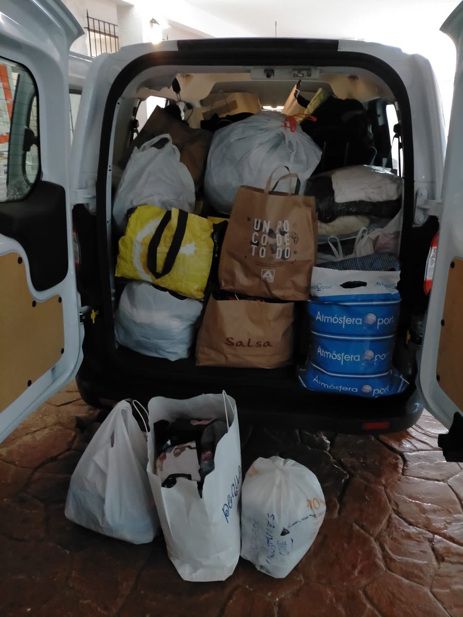 Han sigut moltes les families que han aportat per a la Campanya del Rotary Club. Gràcies a elles hem entregat hui una gran qüantitat de bolses plenes de roba, mantes i aliments.
 
Moltes gràcies per la vostra generositat!!